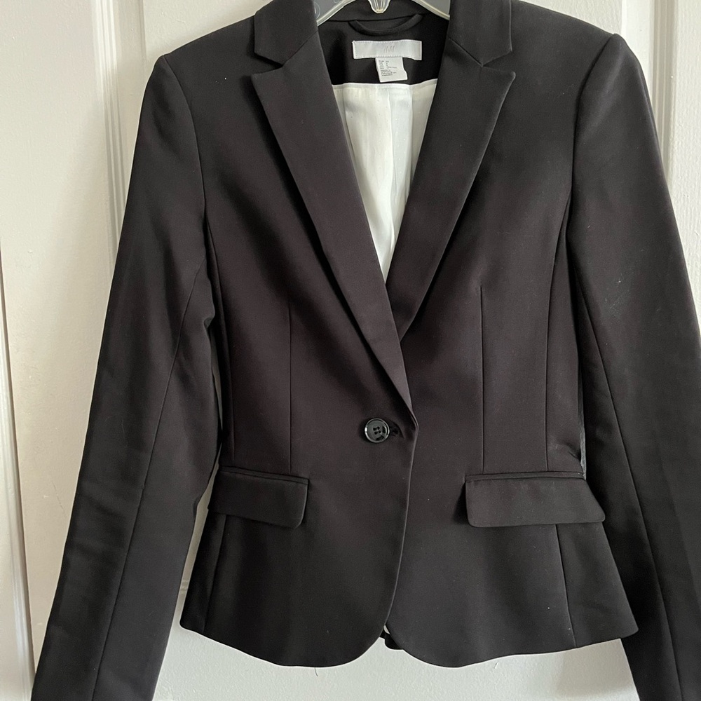 H&M Black Blazer with Notched Lapels and Tailored Silhouette